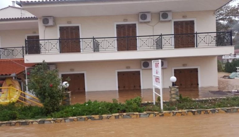 Βουλιάζει στα λασπόνερα η Σκιάθος – Η προσφορά γνωστού επιχειρηματία (βίντεο)